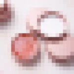 Vari prodotti di trucco senza fila al checkout