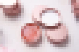 Vari prodotti di trucco senza fila al checkout