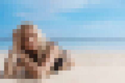 Look di trucco per l'estate abbinato a un bikini sulla spiaggia.