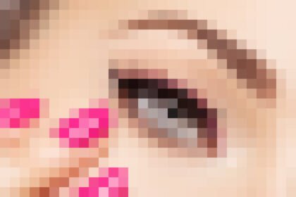 Primo piano di un occhio con ombretto pastello e smalto rosa.