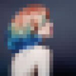 Modella con capelli colorati in posa creativa.