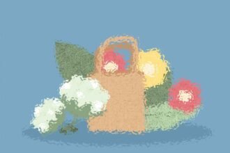 Borsa di paglia con fiori colorati su sfondo blu