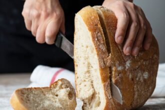 Sognare di tagliare il pane