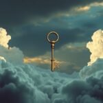 Chiave dorata sospesa tra le nuvole nel cielo.