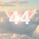 Numero angelico 44 con ali tra le nuvole
