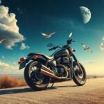 Moto parcheggiata su una strada con cielo stellato e sole al tramonto