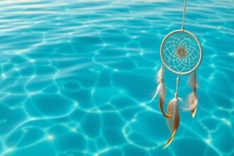 Cattura sogni vicino a acqua azzurra e limpida per pace e purificazione