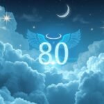 Numero angelico 80 con ali e aureola tra le nuvole.